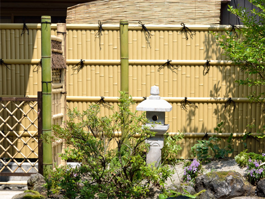 建仁寺垣組立てセットA型（柱みせタイプ）・天然木枠枝折戸・天然白平割垣